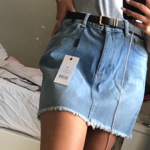 Jeanskjol - Supersöt jeanskjol från NaKd som tyvärr aldrig kunnat bli använd då den är för stor för mig ❤️