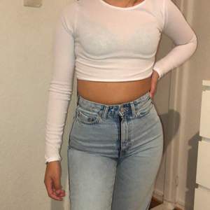 En helt ny långärmad croptop från Boohoo, prislappen är kvar. Strl 36 men passar en xs-xxs. Sitter bra på dig som är lite mindre nu till sommaren, dock lite genomskinlig. Kontakta mig för fler bilder eller frågor:) Köparen står för frakten 📦 💖