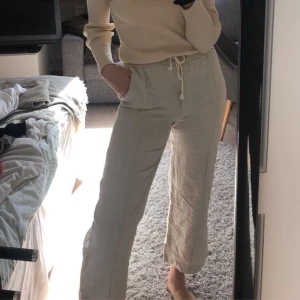 Linne byxor  - Såå fina och slutsålda linnebyxor från zara som tyvärr blivit för korta för mig som är 182. Dem är i mycket bra skick och i storlek M men kan passa en S också. Hör av er vid intresse💞