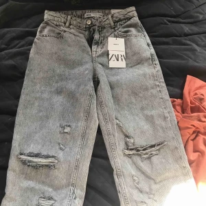 Bud är nu på 230 ink frakt - Säljer dessa balla jeans från zara! Aldrig använt så prislappen och allt är kvar. De är storlek 32 men de passar en 34, men tyvärr har de blivit för små för mig:( de passar skit bra till ett par kängor eller liknande! 🌸☀️