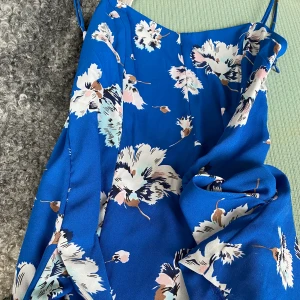 ROMPER - Sötaste rompern som tyvärr blivit för liten för mig. Låg skurning baktill, koboltblå färg, justerbara spagetti straps🦋 Samt fickor på vardera sida! Från Zara i Nice.