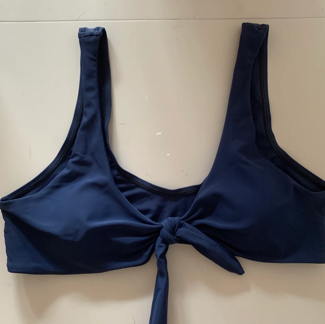 Marinblå bikini från Shein med knyte