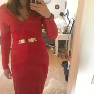 Röd balklänning - En röd klänning med slits i fram och guld bricka vid midjan. Aldrig använd👍🏼. Köpt på hm i Jordanien 🇯🇴 passar dig i storlek M!❤️