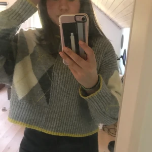 Pringle,hm stickad tröja - Mysig tröja men stockade ”rutor” och ”ränder”. Säljer pga för liten. Den passar folk i storlek s 🤩. använd ett fåtal gånger, bra skick!💕