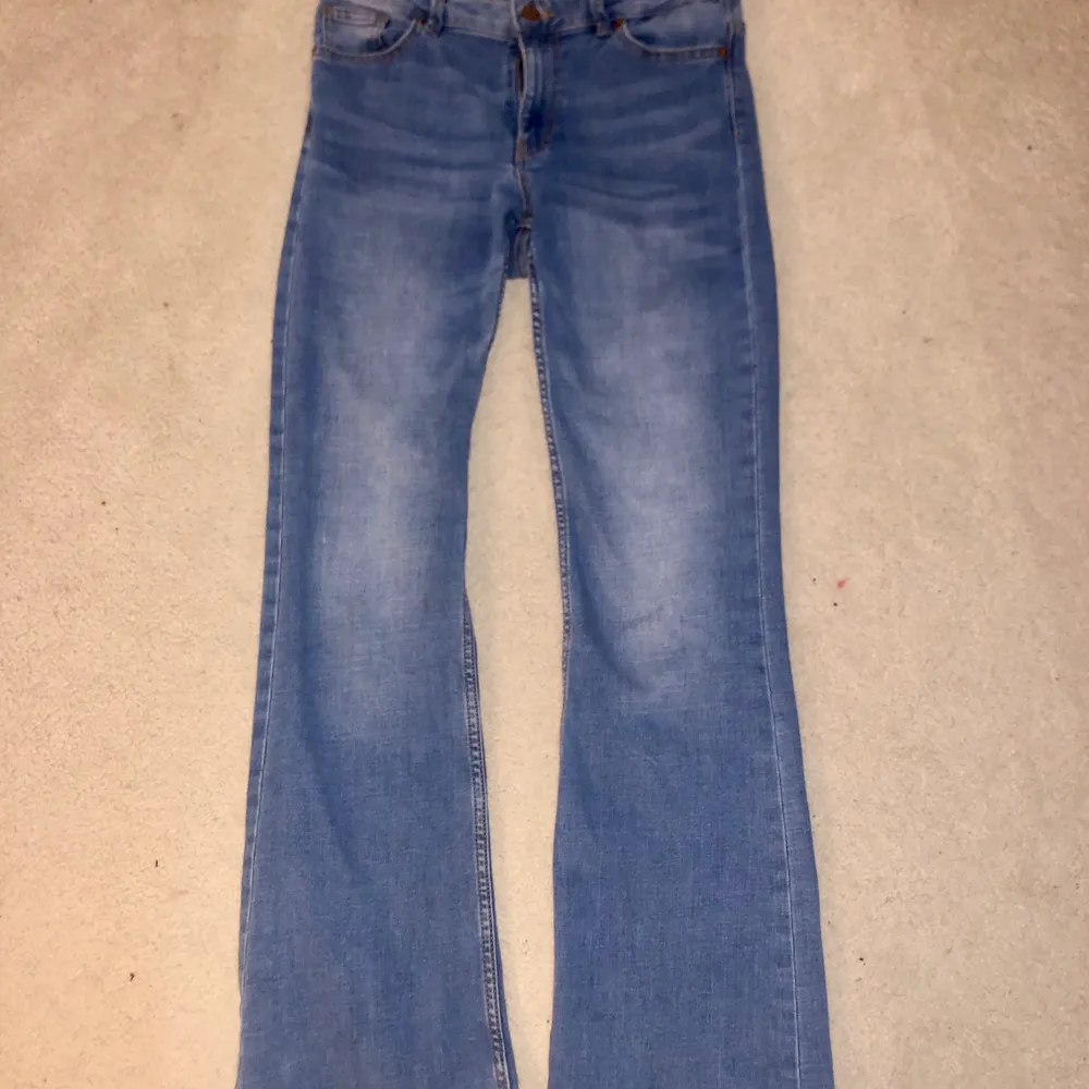 Säljer dessa snygga raka jeans med lite bootcut ifrån Lindex💞 säljes pga av att de inte kommer till någon användning av mig. Storlek 38. Oanvända och bekväma💞 frakt ingår. Jeans & Byxor.