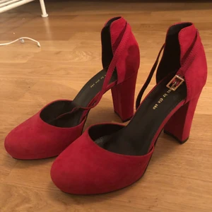 Klackskor - Röda klackskor från din sko, använda en gång.