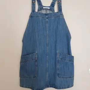 En jättefin overall jeans klänning. Den är i storlek M, men sitter ganska löst som oversize. Har köpt den några år sen men har använt den jätte få gånger ungefär 3-5 gånger, och väldigt sparsamt. Ser ut som ny. Har fickar både på fram och baksidan. 