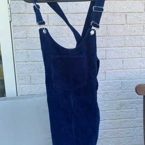 Manchester hängselklänning zara  - Blå hängselklänning från Zara i manchestermaterial. Storlek S