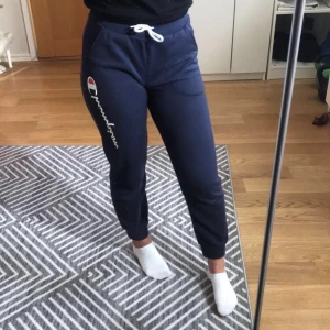 Champion mjukisbyxor  - Säljer ett par mörkblå mjukisbyxor från Champion. De är i storlek L i barnstorlek men sitter som xs vuxen. Något korta i benen på mig som är 160 cm så perfekt om man är något kortare. Byxorna är i fint skick o använda fåtal gånger😊 150 kr eller bud
