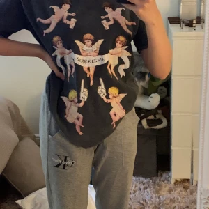 Grå ängeltröja - Fin grå ängeltröja från Zara. Köparen står för frakten💕