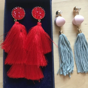 Örhängen  - Coola tassels örhängen! Ett par kostar 65kr. Knappt använda (de röda är endast använda en gång och de blåa endast 2) rengörs innan de säljs, frakt ingår i priset! 