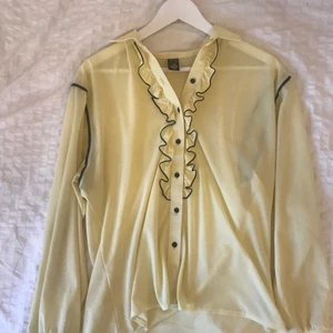 Gul blusskjorta - ÅHH❤️❤️ Köpt i en secondhand butik i Köpenhamn och kan nog göra vemsomhelst förälskad. Står 52 (vad det nu är för storlek) men skulle säga att den är L/M!