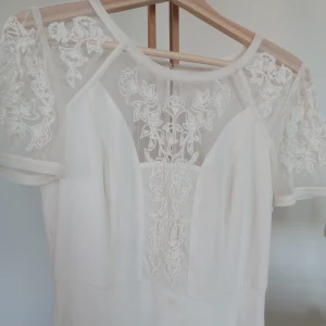 Skir sommarklänning - Skir, tunn och kort sommarklänning, behövs något under, väldigt vacker köpt secondhand för några år sedan i England. Knappt använd. Liten ljus fläck syns på bild. 