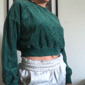 Croppad sweather - Fin mörkgrön croppad tröja i velour😍