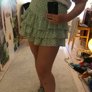 Zara kjol storlek L  - Säljer min kjol från zara i strl L. Så fin och använd ett fåtal gånger. Köparen står för frakt men kan även mötas upp i Stockholm🌸