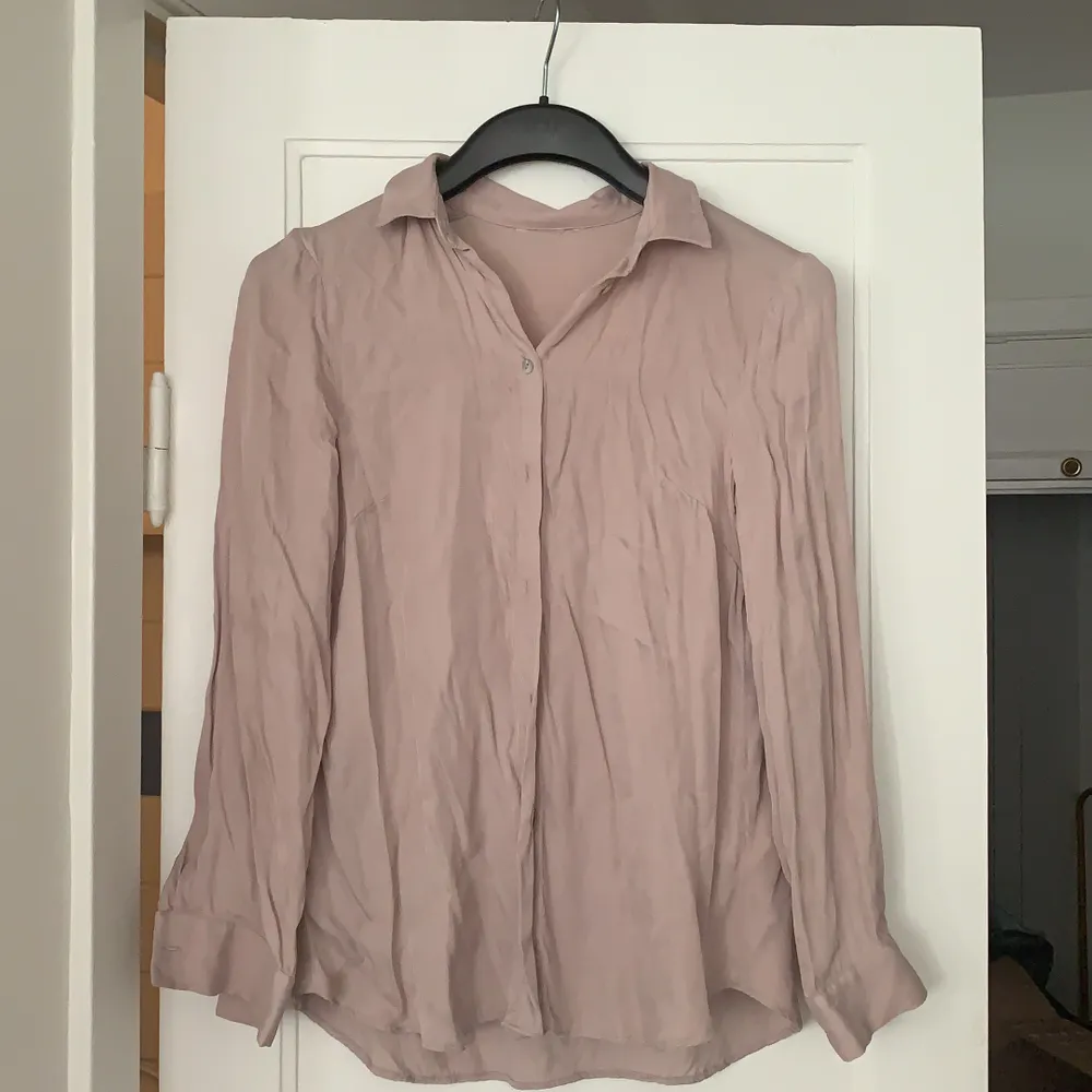 Najs beige skjorta! Behövs strykas typ, vet ej vart den är köpt men bra material❤️. Skjortor.