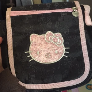Hellokitty väska  - Jättesöt hellokitty väska som jag funderar på att sälja. Så detta är en intressekoll och fundering på hur mke ni vill lägga på den. Så buda! ❤️❤️❤️