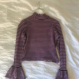 NAKD randig tröja - Här har vi en riktig favvo med världens finaste ärmar. Rosa/svart randig långärmad tröja från NAKD.