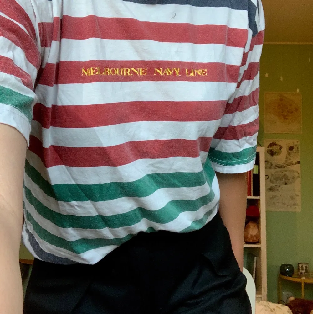 Skitcoom randig t-shirt med hög krage. Tröjan har ”Melbourne navy line” inbroderat. Säljer för att det inte är min stil längre🍄✨ frakt tillkommer!!. T-shirts.