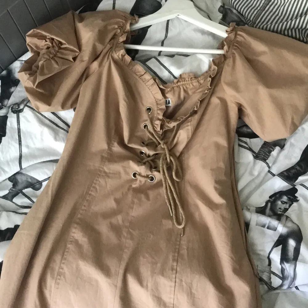 Säljer min I.AM.GIA klänning, köptes för 1000kr och är aldrig använd pga aldrig fått något tillfälle. Storlek L men passar M bra. Om fler bilder önskas går det att fixas. 💞 pris går att diskuteras. Mekot.