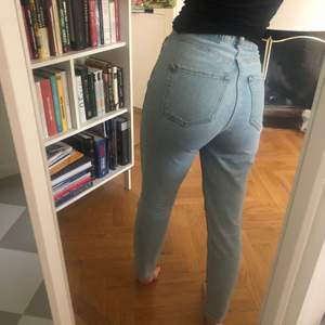 Ljusa mom jeans från H&M. Använda en gång och sälja pga för stor storlek. Nypris 499 kr. Det tillkommer frakt som köparen står för. 