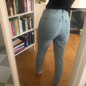 Mom jeans endast använda en gång  - Ljusa mom jeans från H&M. Använda en gång och sälja pga för stor storlek. Nypris 499 kr. Det tillkommer frakt som köparen står för. 