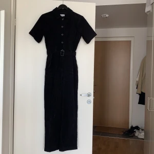 Byxdress från other stories  - Världens finaste byxdress i Manchester (svart) från other stories, storlek 38. Endast använd en gång! Köptes för 900 kronor. (sista bild visar bättre hur den ser ut). Sitter så snyggt och passar till alla tillfällen! 