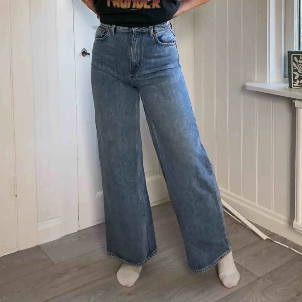 Supersnygga vida jeans i nyskick, endast använda en gång, de är i modellen ace från Weekday, jättebra kvalité! Har av er vid frågor eller så!. Jeans & Byxor.