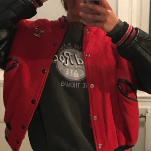 Varsity jacket - Chicago Bulls - En jättecool röd vintage varsity jacket med skinnarmar köpt på beyond retro! Använt ett par gånger. Jag har strl S och då blir den oversized men skulle säga att den passar allt från XS till M! Funkar bra till alla olika väder! 🌟