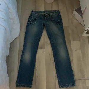 Nice bootcut me feta detaljer, köp! - Nice lågmidjade bootcuts från replay, snygga slitningar