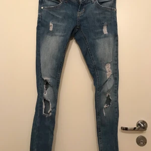Jeans från bik bok  - Ett par fräscha jeans från bik bok. Använda 1-2 gånger. 