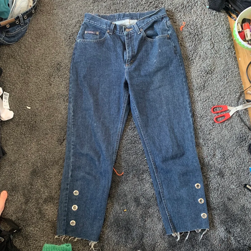 Baggy jeans från beyond retro, står strl S i men dom är väldigt förstora i höft/midjan för mig som brukar ha 27 eller 28 och S i vanliga fall (funkar dock med skärp) och har väldigt coola ringdetaljer längst ner! Knappt änvända. Jeans & Byxor.