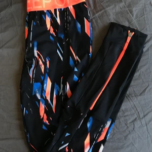 Träningstights strl medium  - Ett par träningstights i nyskick strl medium 