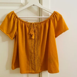 H&M yellow shirt  - Jag har använt den endast en gång. Har ingen kvitto tyvärr men den är helt ny! Passar med tjol, jeans, shorts, ALLTING!! Kan mötas i Stockholm! 