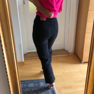  - Dösnygga och sköna svarta Levis ribcage i storlek 25 i midjan och 27 i längden. Knappt använda för har en annan storlek också, därav det högre priset - inköpspris 1200kr. Jag är 160cm lång. KRAM