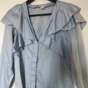  - Duvblå blus från hm trend i storlek 36 som passar en 36- 40. Lite defekter under höger arm som knappt är synliga. Fraktats gärna!