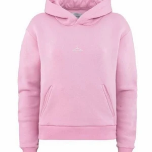 holzweiler hoodie rosa - säljer min holzweiler hoodie i färgen babyrosa! nypris är ca 1500. på bilderna har jag knutit tröjan i ryggen med tofs så den passar till min kjol men den är fin att ha vanligt också! Budgivning om många är intresserade. använder aldrig längre 