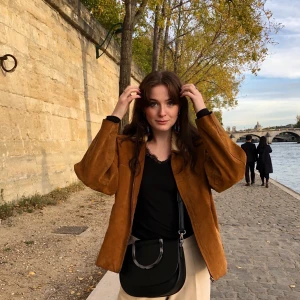 BRUN MOCKAJACKA - Jacka i fejk mocka inköpt hösten 2018, storlek M! Ludd detaljer vid kragen och fickorna! Första bilden är från Paris❤️