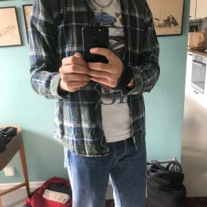 Grön basic skjorta - Grön basic flanellskjorta i M. Öppen för bud