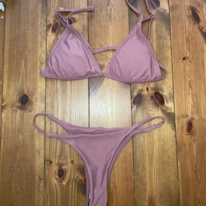 skitfin bikini! - säljer denna fina bruna bikini från shein. helt oanvänd har skydd och allt kvar💕 FRAKTEN INGÅR I PRISET🌼 säljer för 200kr då jag köpte den för runt 149kr och betalde frakt när jag köpte den!!!!!!!