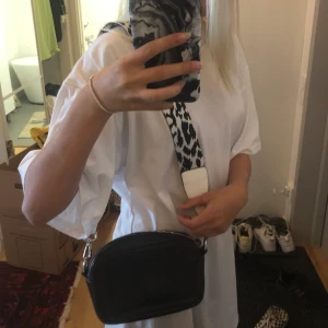 Väska med 2 tillhörande bagstraps - Köpt på Gina med bagstrapen på bild 3, men första bagstrapet medföljer också! Frakt tillkommer