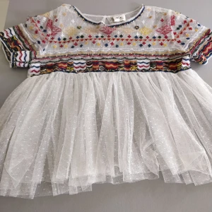 Pärlbroderad topp med tyll - Jättefin topp, köpt i Södra Frankrike från märket Goa. Den är ganska genomskinlig men så fint med en vit bh eller ett linne under. Detaljerna och färgerna på broderiet syns bäst på tredje bilden! Vi delar på frakten ✨