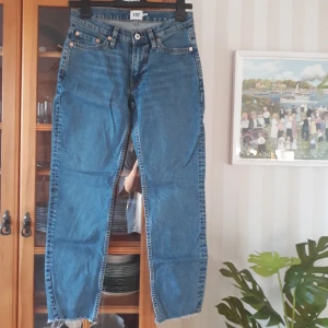Jeans - Blåa midrise jeans från lager 157 (modellen lender) Oanvända. Jag säljer även ett par i svart.