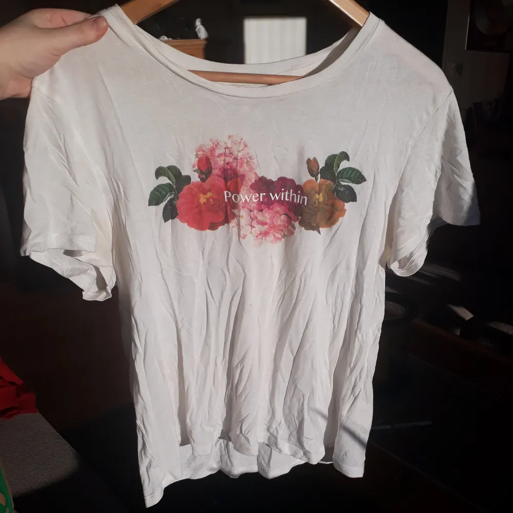 Gullig t-shirt med blommor på och texten 