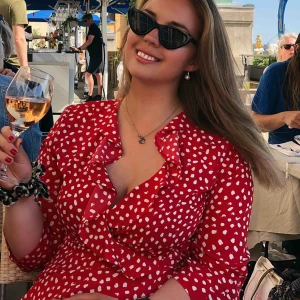  - Röd och vit prickig omlottklänning storlek M passar även L och säkert S också