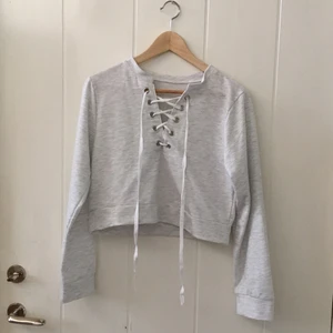 Tröja - Tröja med snörning på bröstet, står storlek L men sitter bra på mig som har storlek M