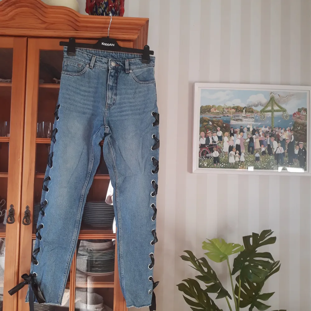 Blåa jeans med gulliga band längs med sidorna. Jeans & Byxor.