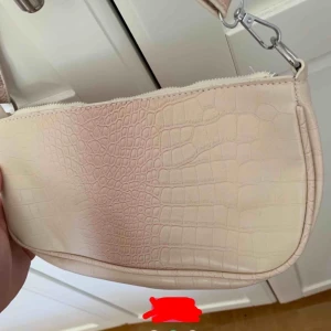 Säljer väska - Säljer en väska som är köp här på plick men aldrig använd av förra säljaren och använd 1-2 gånger av mig. Skicka för fler bilder. Frakt tillkommer