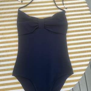 En mörk marinblå bikini/body med rosett från H&M. Endast provad! Frakt 33:- 