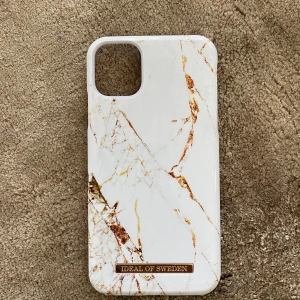 Mobilskal Iphone11 - Mobilskal från Ideal of Sweden till Iphone11. Marmor-mönster i vit/guld 🕊 Använd endast ett par månader. Hämtas i Sundbyberg, annars står köparen för frakt!
